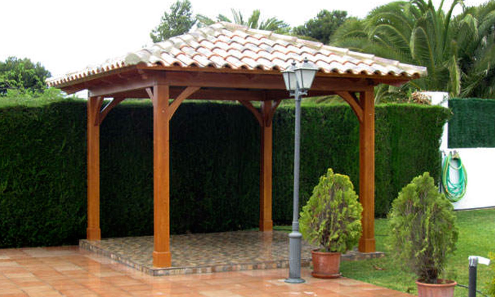 Pérgola cenador de madera con teja cerámica