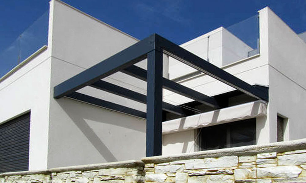 Pérgola con toldo en Valencia