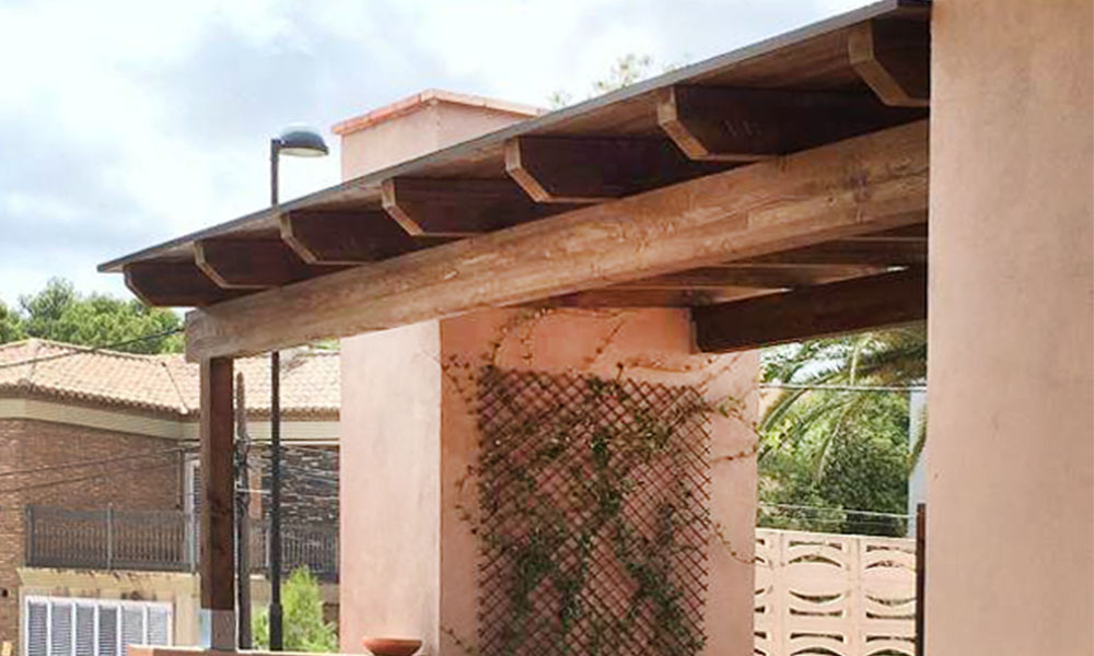 Pérgola con cubierta de madera