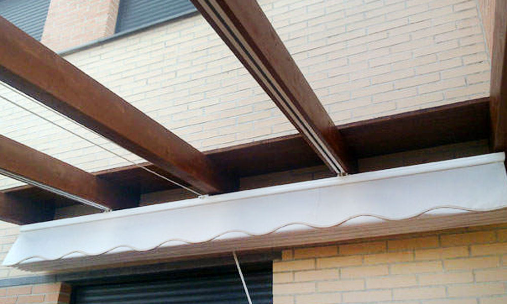 Pérgola con toldo en Valencia